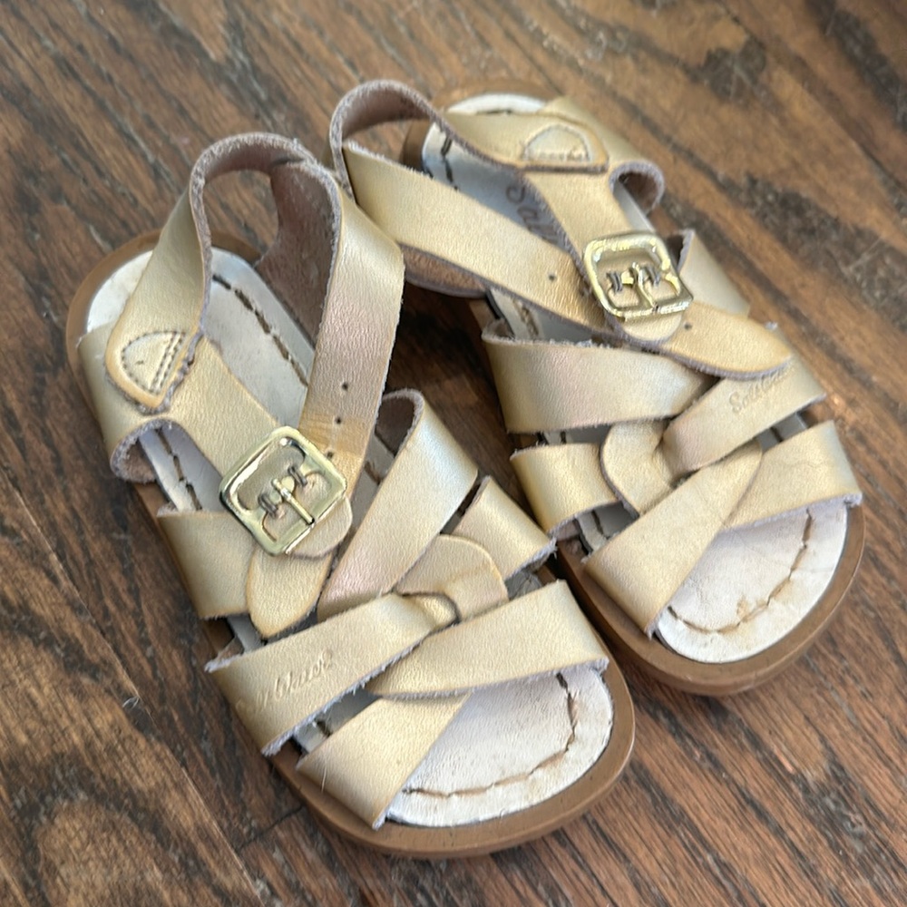 Gold saltwater sandals girls 7